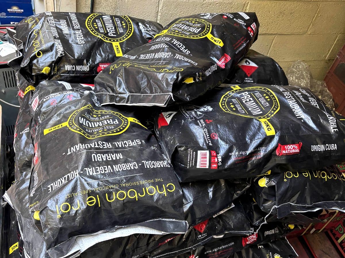 Charbon de bois et briquettes en gros pour restaurants et grillades
